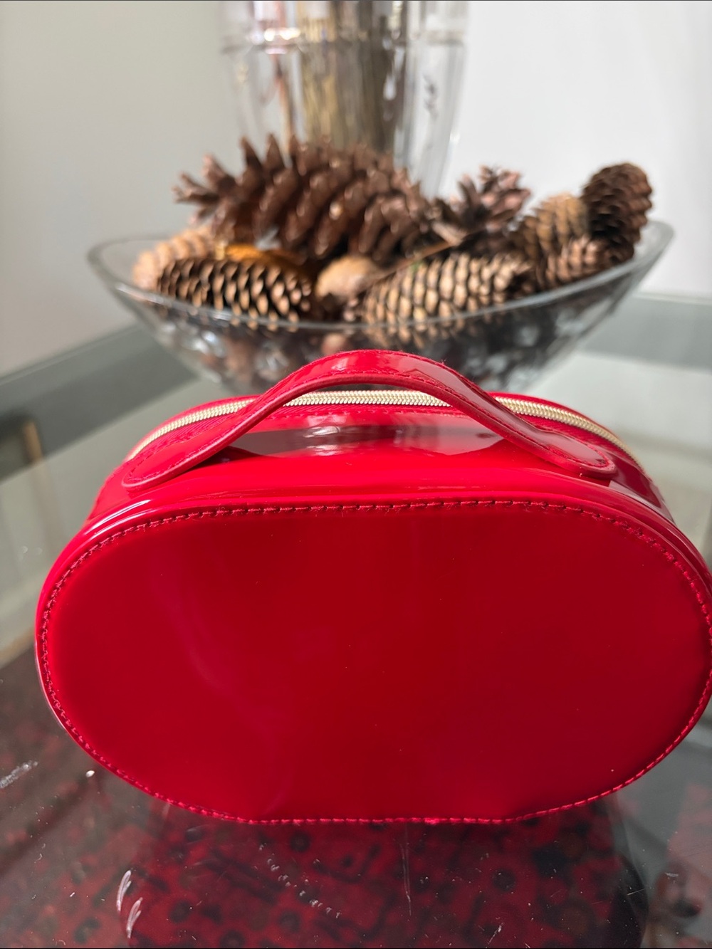 Dior beauty Glossy Red Oval Vanity Case with Raised Logo - Picture 2 of 7